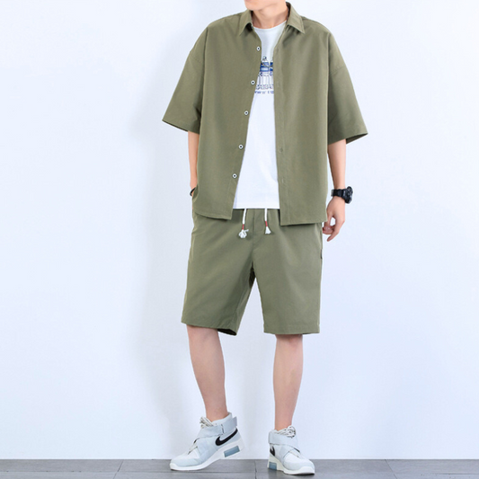 カーキのシャリ感素材セットアップを正面から着用したスタイル