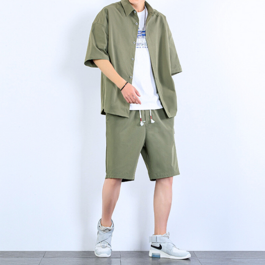 カーキのセットアップを軽く羽織った夏カジュアル