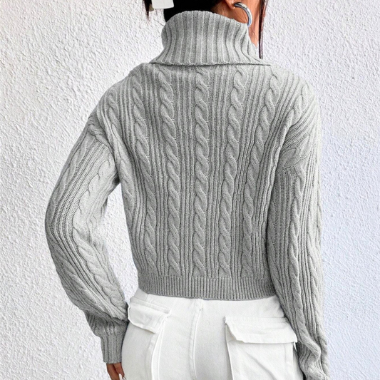 背面の編み柄まで美しいグレータートルニット。抜け感のある秋冬スタイルに