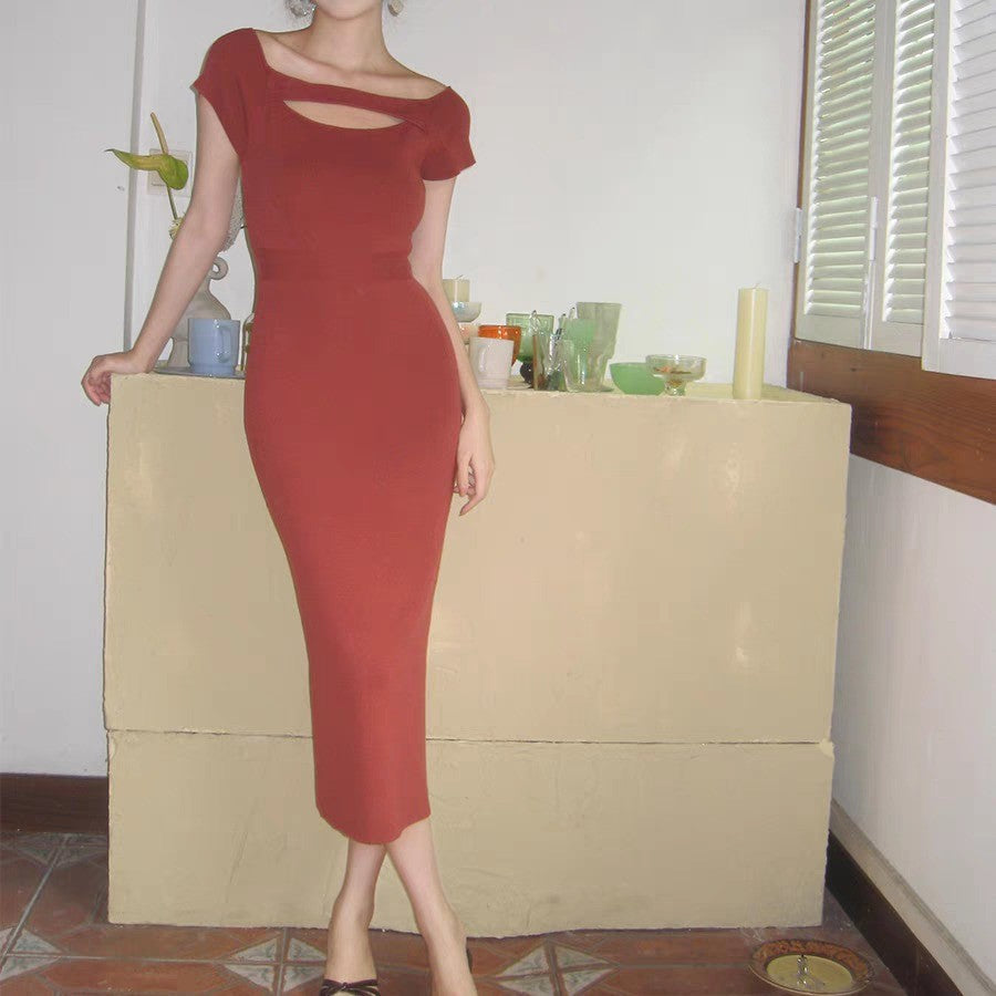 赤いカットアウトデザインのタイトワンピースを着用した女性の前面画像