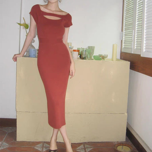 赤いカットアウトデザインのタイトワンピースを着用した女性の前面画像