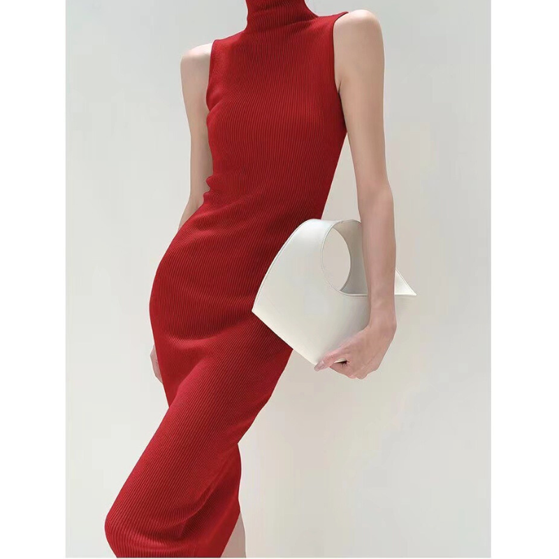 鮮やかなレッドのハイネックリブニットワンピース 30代女性 デートや女子会に映える夏秋スタイル