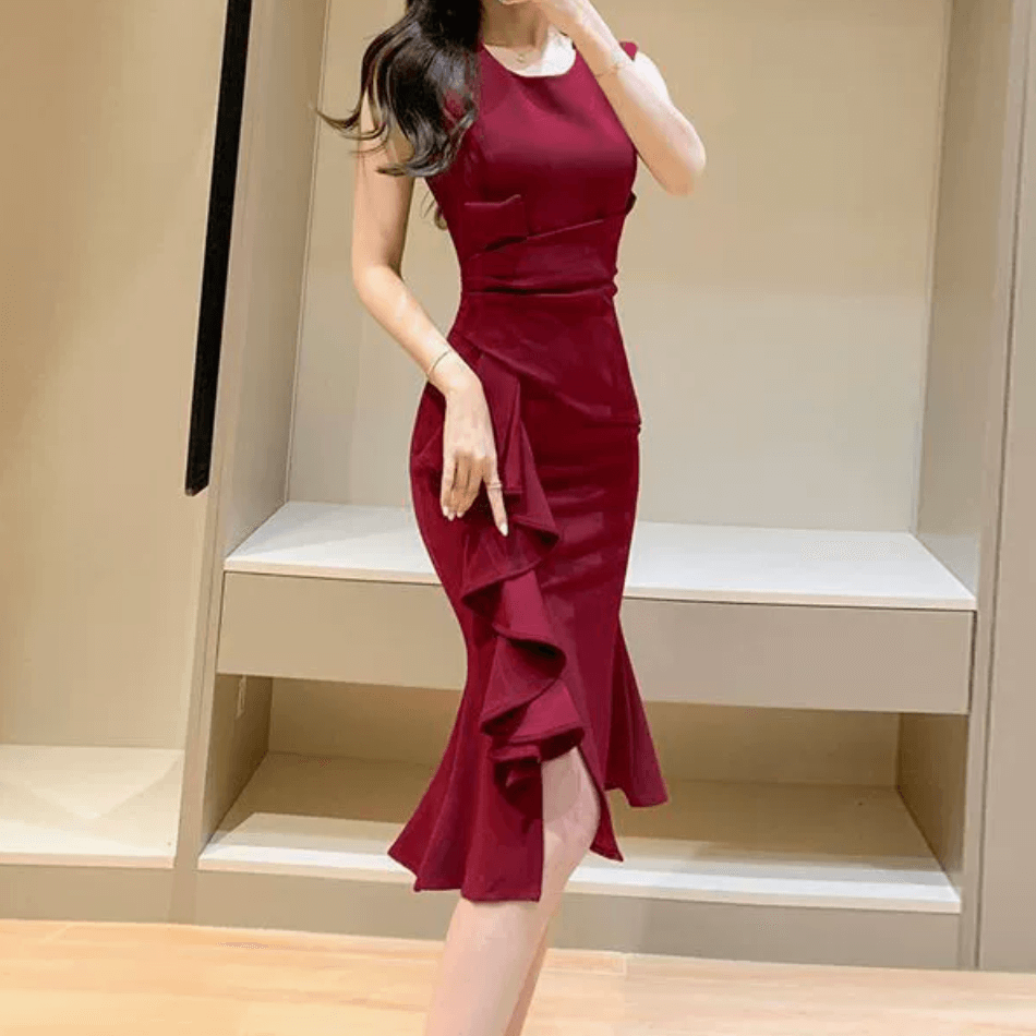 レッドのラッフルドレスを着た女性(正面)