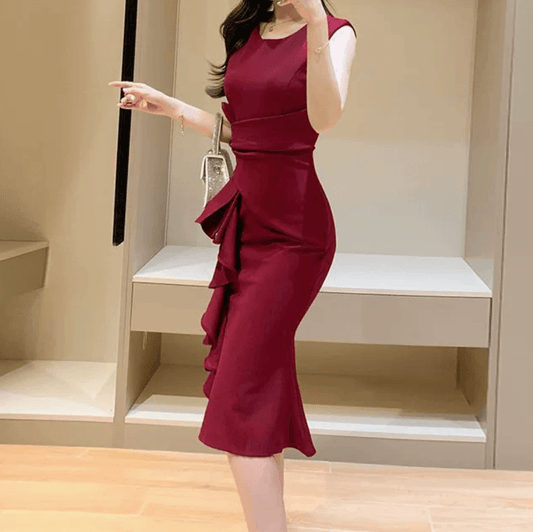 レッドのラッフルドレスを着た女性(サイド)