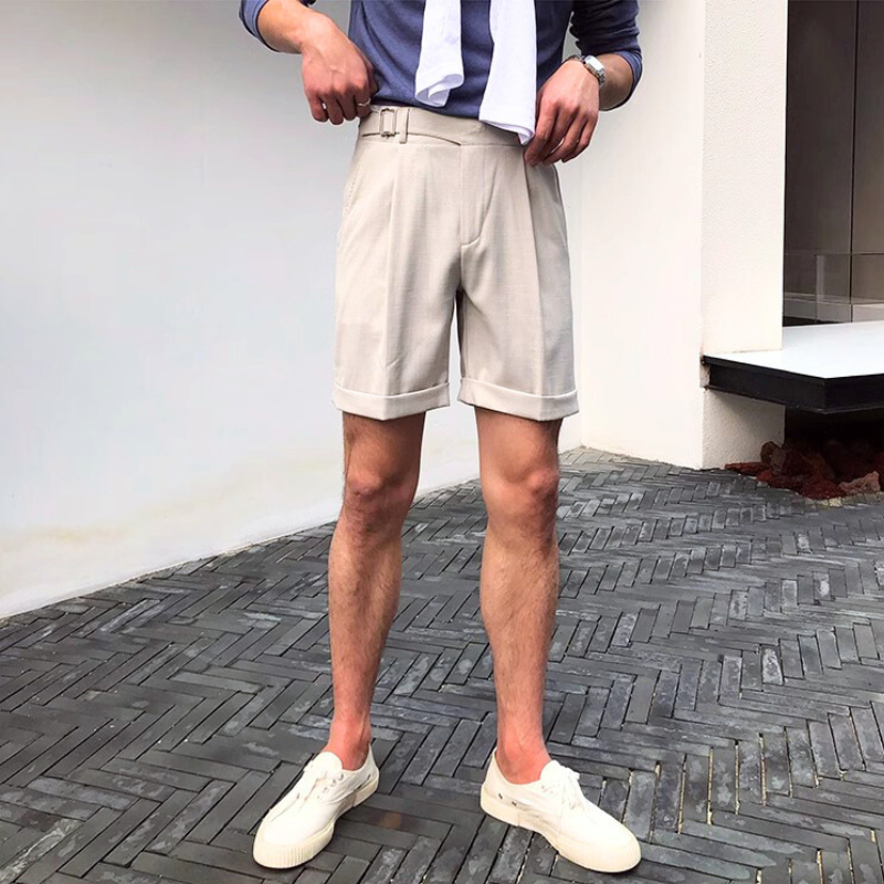 リラックス感あるアイボリーショートパンツの胸下カット