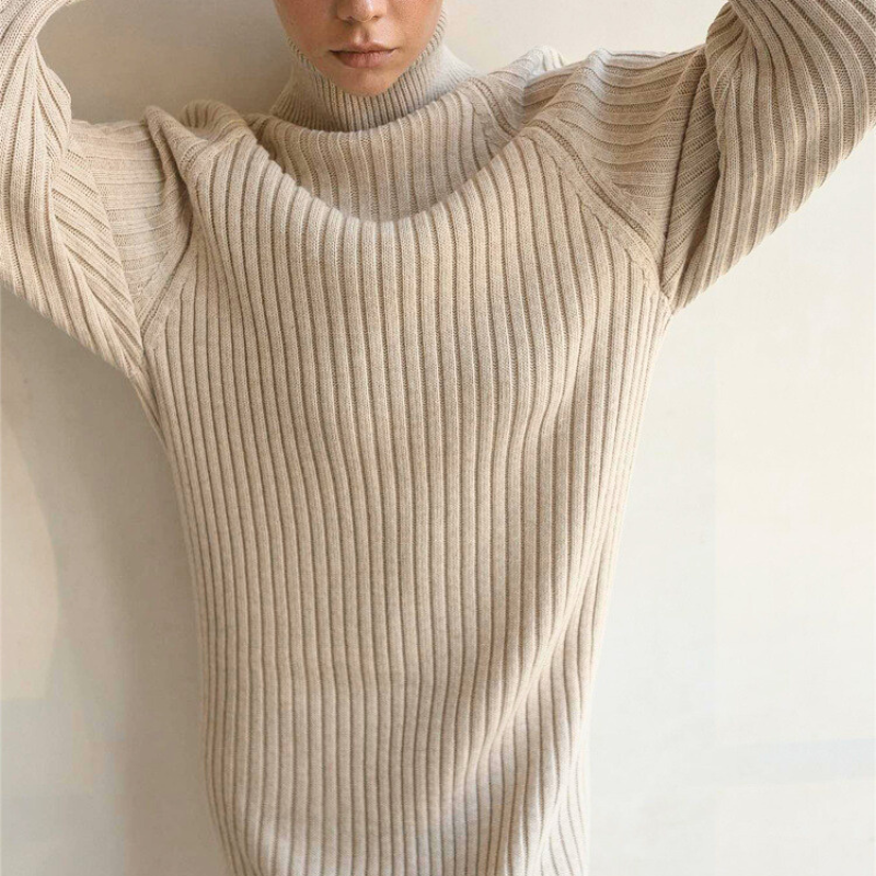 柔らかな素材感が伝わるベージュのニット生地アップ
