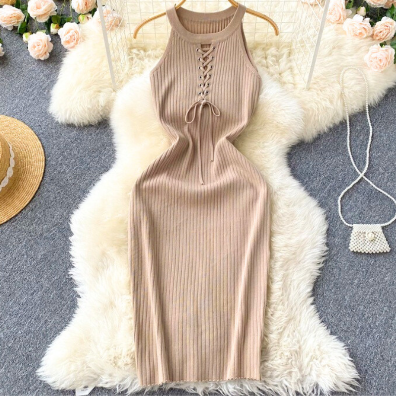 平置きのベージュワンピース。落ち着いた色味で大人っぽさを演出