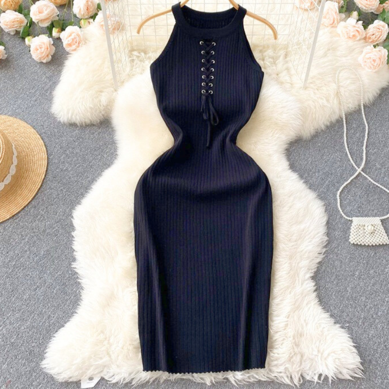 平置きのブラックワンピース。引き締まって見える人気色