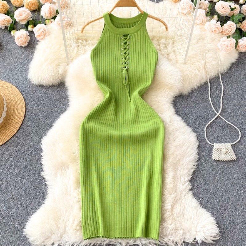 平置きのグリーンワンピース。華やかで目を引くカラー