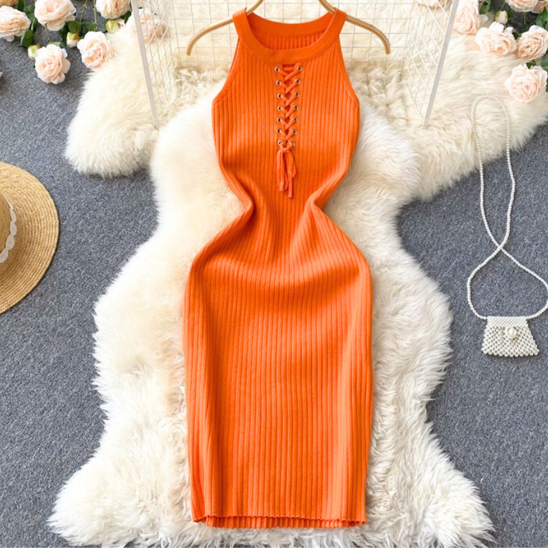 平置きのオレンジワンピース。ビタミンカラーで夏らしさ満点