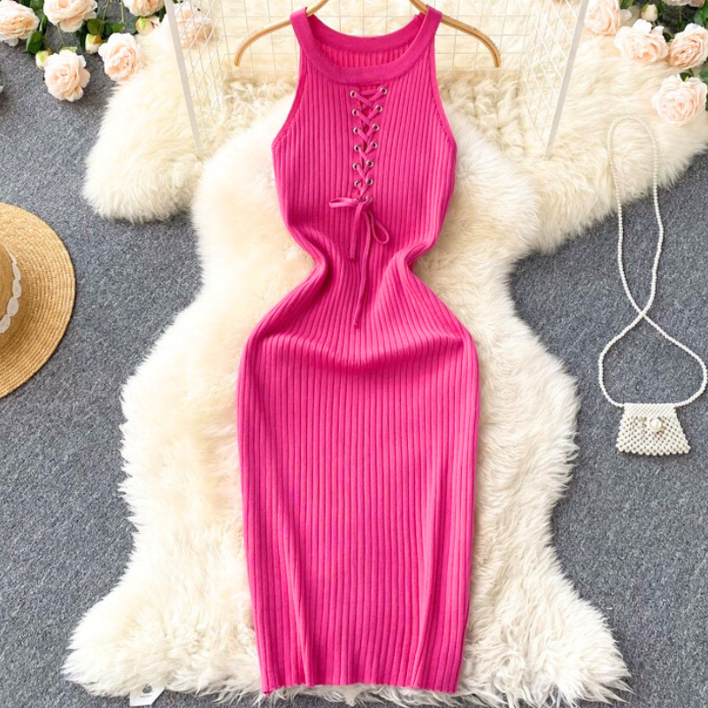 平置きのピンクワンピース。甘すぎないピンクでフェミニンに