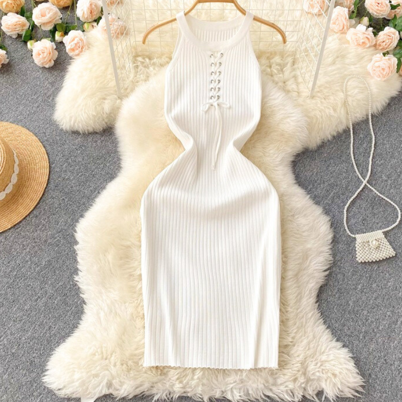 平置きのホワイトワンピース。夏にぴったりな清楚な印象