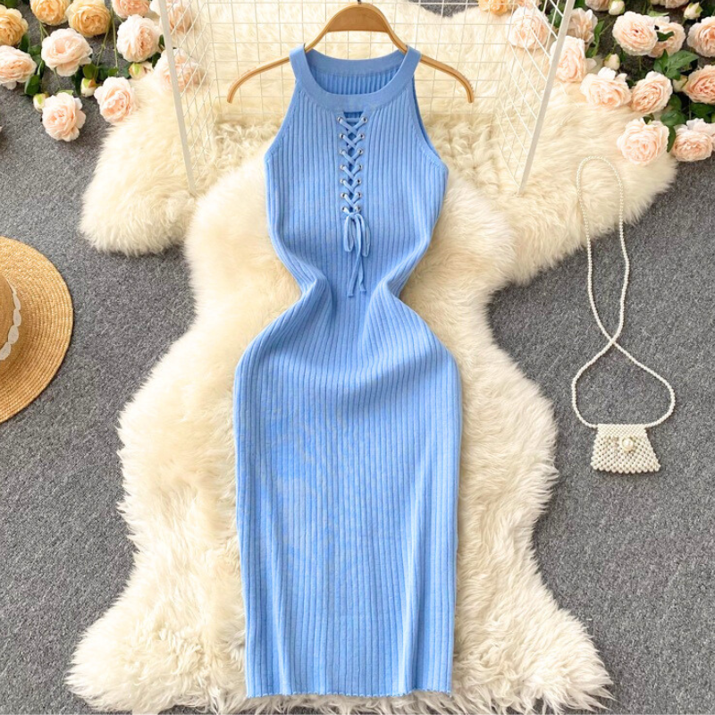 ワントーンでまとめた爽やかなコーディネート。カフェデートにもぴったりな印象