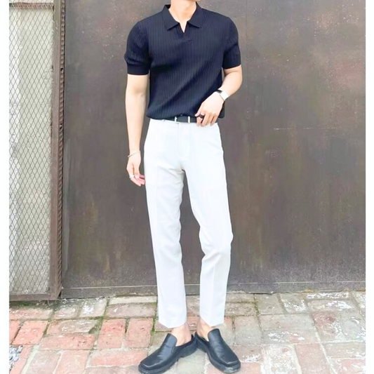 ニットポロシャツを白パンツに合わせた全身コーデ(ブラック)