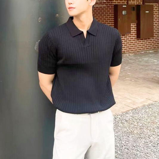 リブ編みニットポロシャツを着た男性 正面スタイル(ブラック)