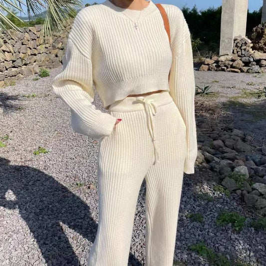 リブニットセットアップ(ホワイト)を着用した女性