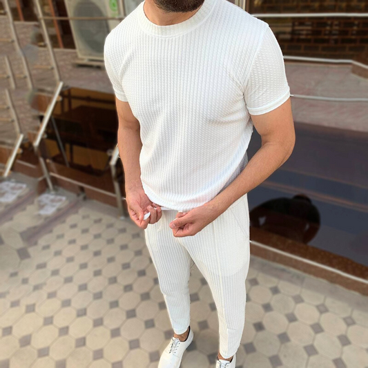 凹凸リブ素材のホワイトセットアップを着用した30代男性の休日リラックス姿