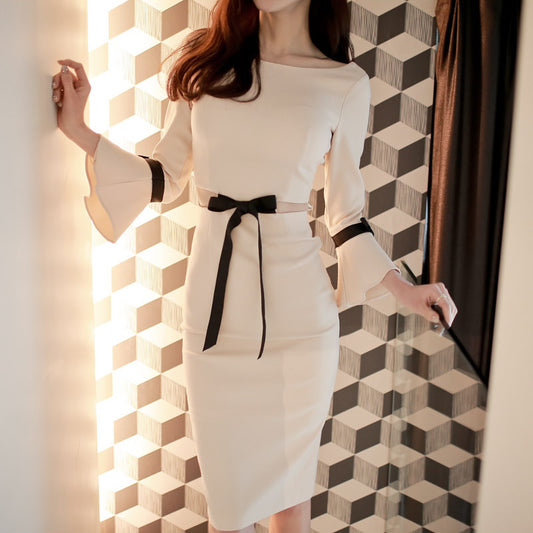 ボートネックとリボンベルトが特徴のタイトワンピース(アイボリー)