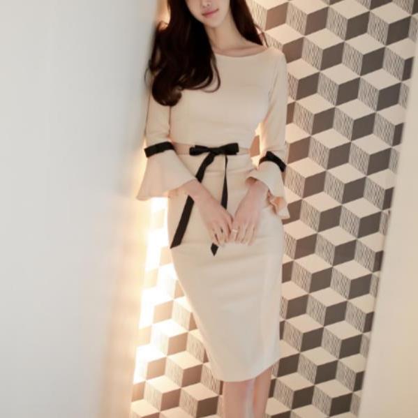 ウエストリボンでくびれ強調!タイトワンピースのディテール