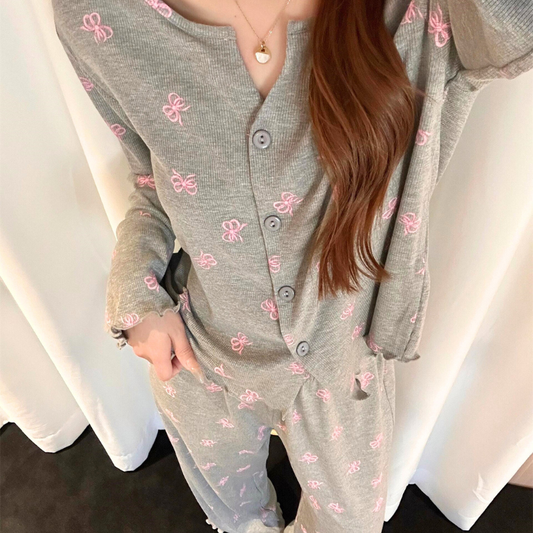 グレーのリボン刺繍リブカットソールームウェア 上下セット 着用イメージ(春・秋向け)