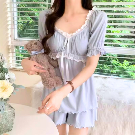 ぬいぐるみを抱える姿があざと可愛い、男ウケ抜群のくすみブルーパジャマ