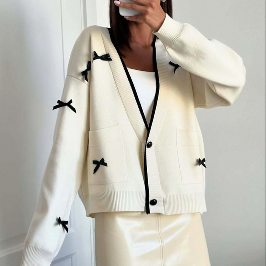 30代女性向け|黒リボンが映えるアイボリーニットカーディガンを使った大人可愛い秋冬コーデ