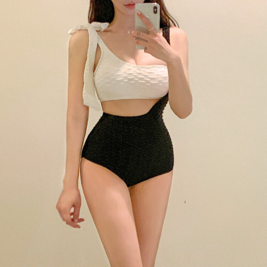 リボンショルダーとウエストカットが映えるバイカラーワンピース水着