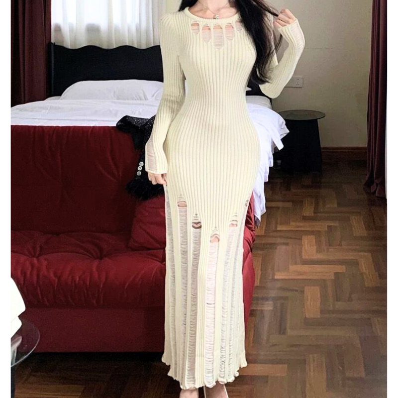 赤ソファの前でポージングする全身ショット