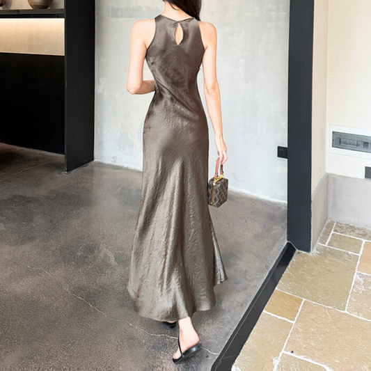 背中の涙開きデザインが印象的なアメリカンスリーブワンピース 後ろ姿