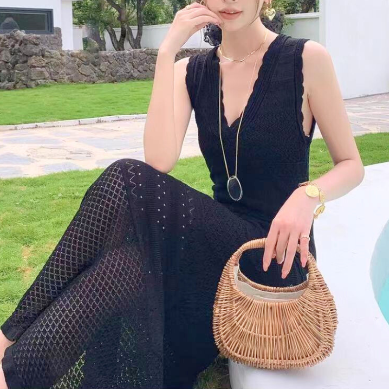 スカラップネックが映えるシックなブラックドレススタイル