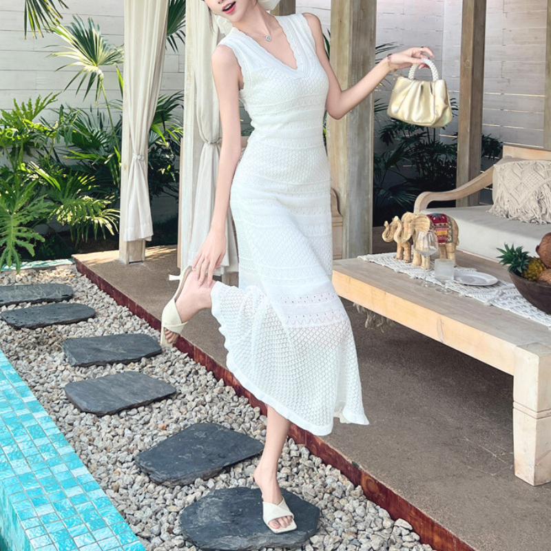 ナチュラルな石畳で魅せるスカラップVネックの美ライン