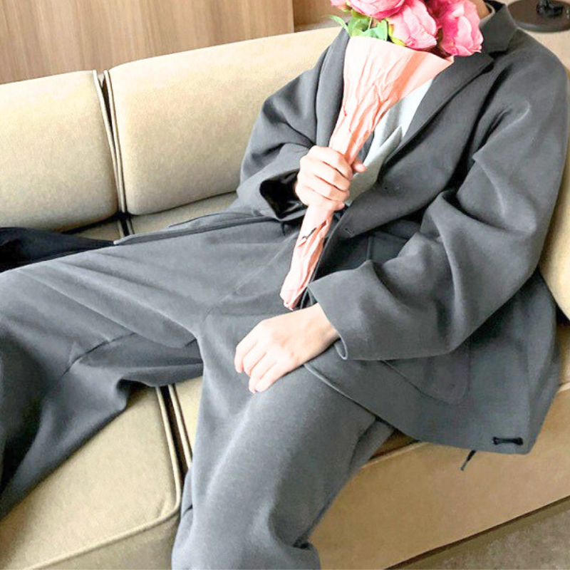 グレーセットアップ コーデ花束持ちショット