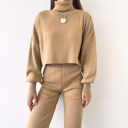 ベージュのクロップトップ&パンツセットで冬のモテコーデ