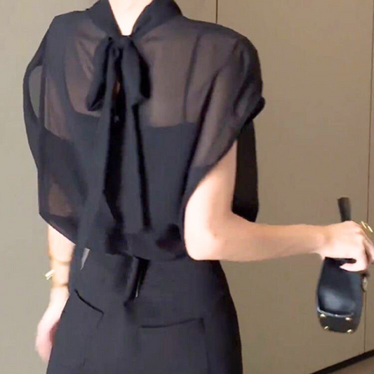 透け感のある黒ブラウスにバックリボンをあしらった、上品で色っぽい夏の男ウケコーデ