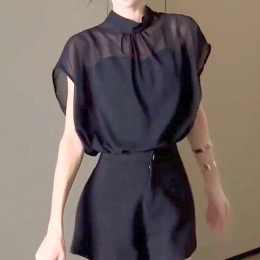 黒のシアーブラウスを正面から着用した全身コーデ。上品な透け感が夏らしい印象に