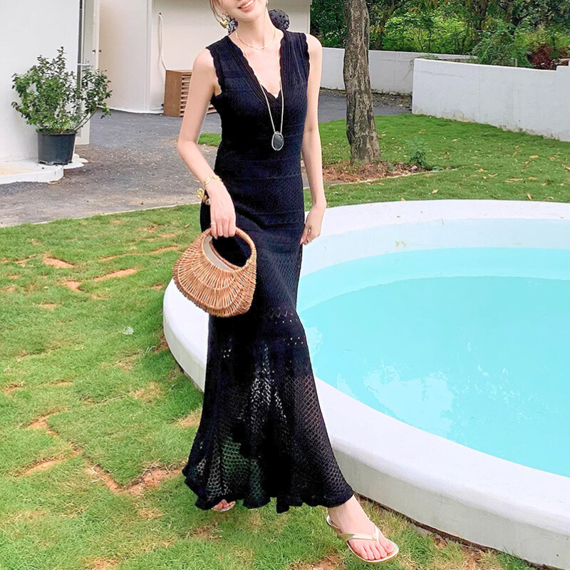 ブラックのシアー感でリゾート風コーデに仕上げた女性