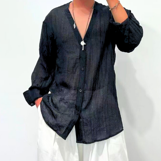 ブラックのシアーシャツを羽織ったリラックススタイル