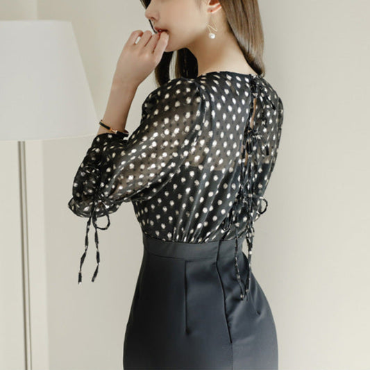 背中のリボン&カットアウトデザインが映える後ろ姿