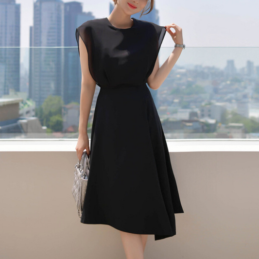 ブラックのシアーフレンチスリーブフレアワンピースを正面から撮影し、肩部分の透け感が大人の色気を演出