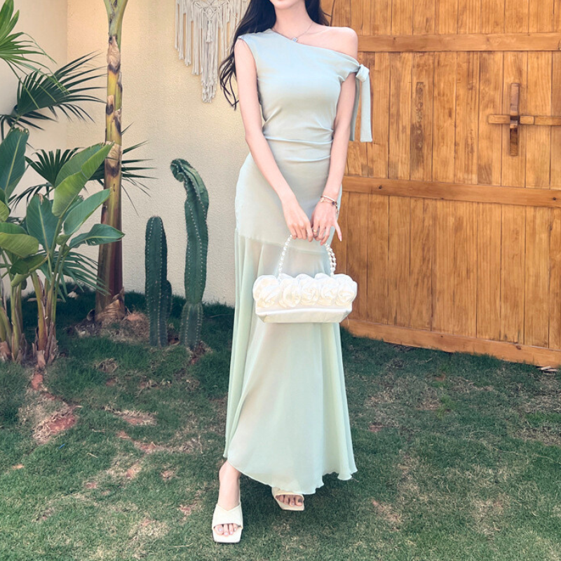 透け感のある裾が軽やかなミントドレス全体像