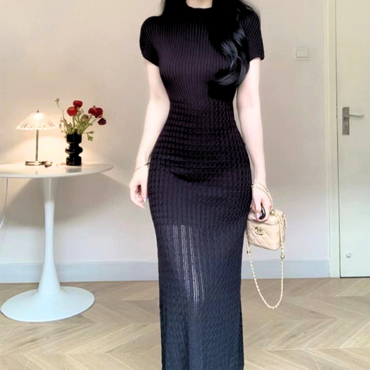 ブラックのモックネックロングニットワンピースを正面から撮影。裾の透け感が上品な肌見せを実現