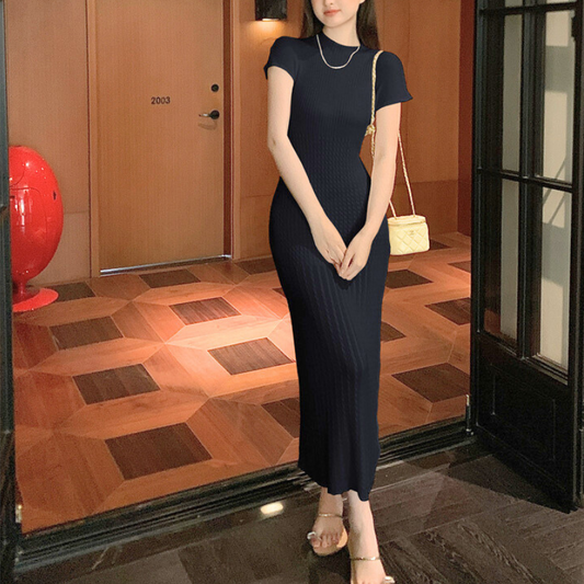 ブラックのモックネックサマーニットワンピースを正面から撮影。透け感が際立ち、タイトシルエットが魅力