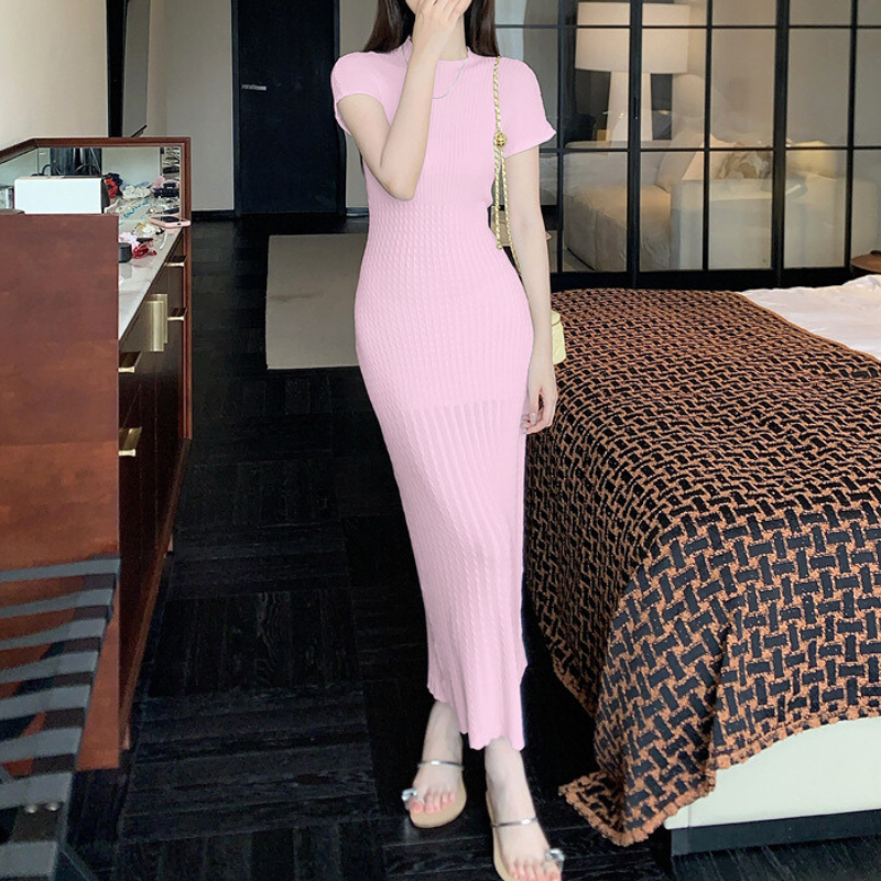 ピンクのニットワンピース着用シーンのイメージカット。デートや女子会など、さまざまな場面で映える一枚