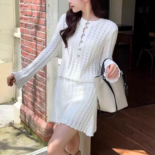 白の透かし編みニットセットアップを着用した上品で彼ウケ感のある全身コーデイメージ