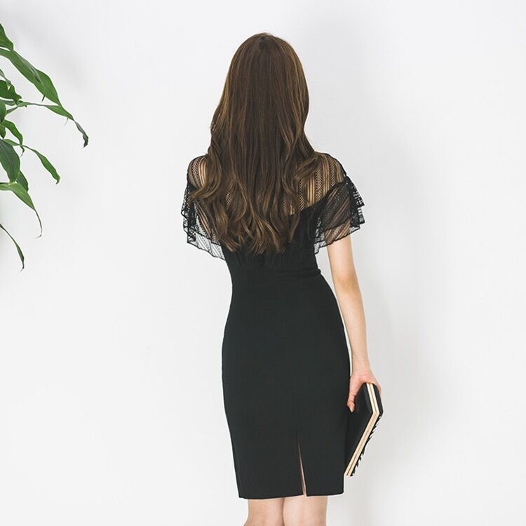 背面から撮影したブラックのタイトワンピース。ハイネックとシアーレースが後ろ姿も上品に彩る