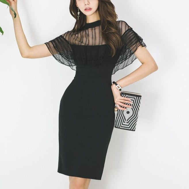 ラックのシアーレース ハイネックタイトワンピースを正面から着用し、透け感が大人の色気を醸し出す女性