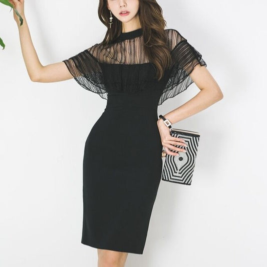 ラックのシアーレース ハイネックタイトワンピースを正面から着用し、透け感が大人の色気を醸し出す女性