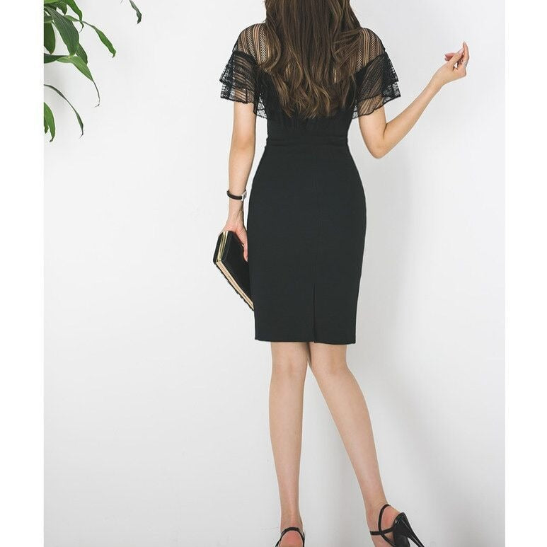 ブラックのタイトワンピースにヒールを合わせ、脚長効果と大人の魅力を強調するスタイリング