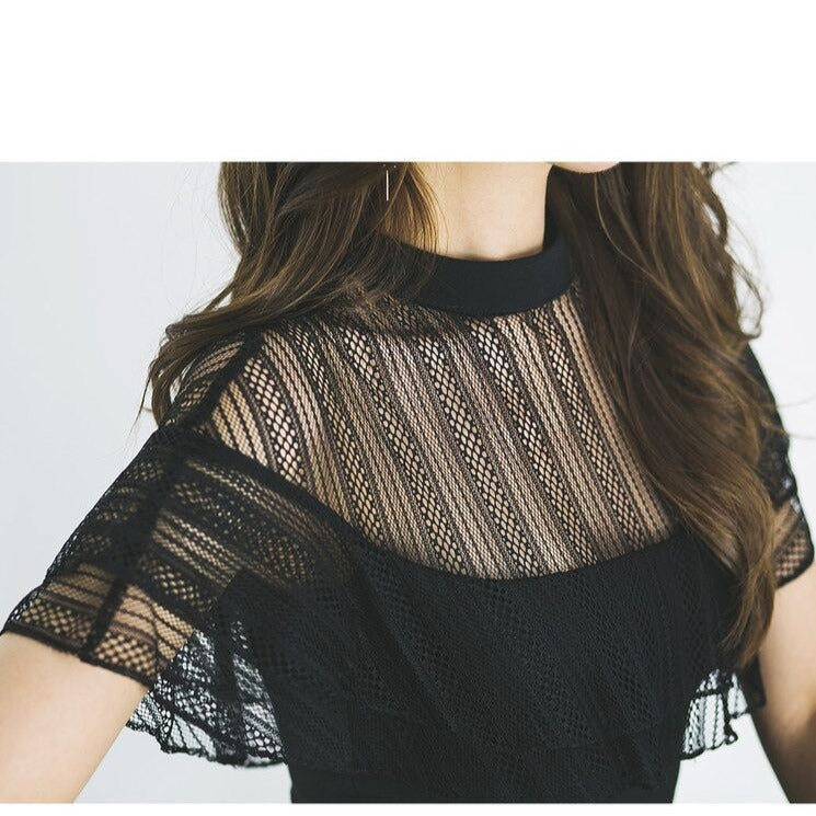 ハイネックから袖にかけてのレースをクローズアップ。繊細な編み目が上質な大人の印象を与える