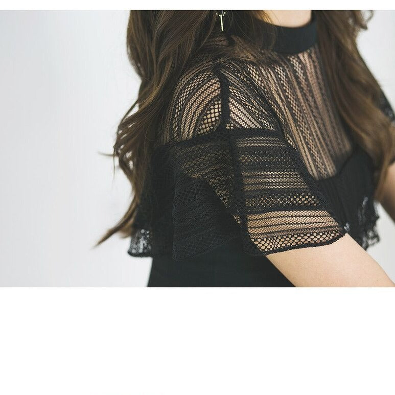 袖のフレアデザインをクローズアップ。二の腕をカバーしながら軽やかな印象を与える